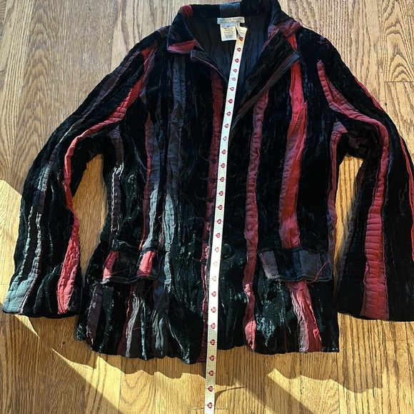 Alberto Makali stylish, black velvet jacket lined and with burgundy accents. - Picture 4 of 5